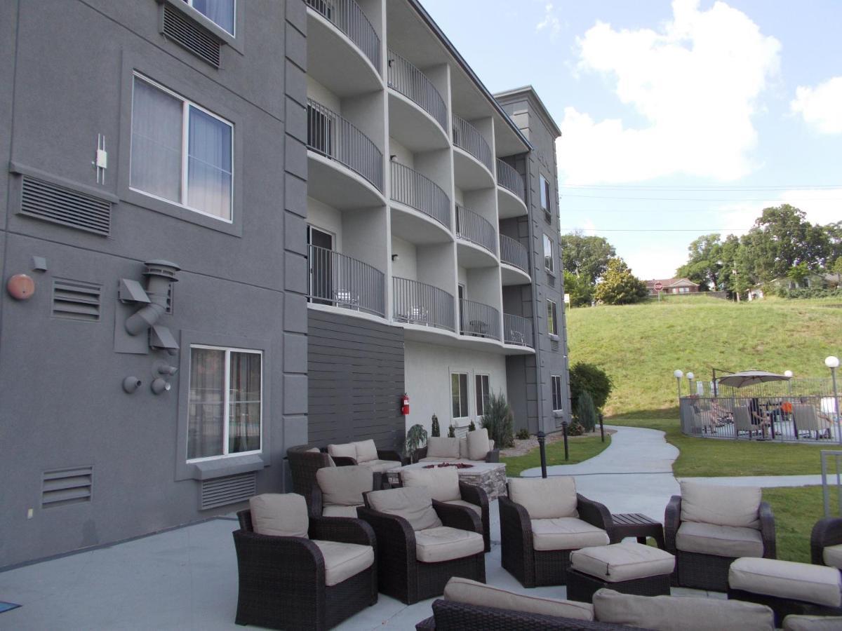 Baymont On The Lake By Wyndham Hot Springs Esterno foto