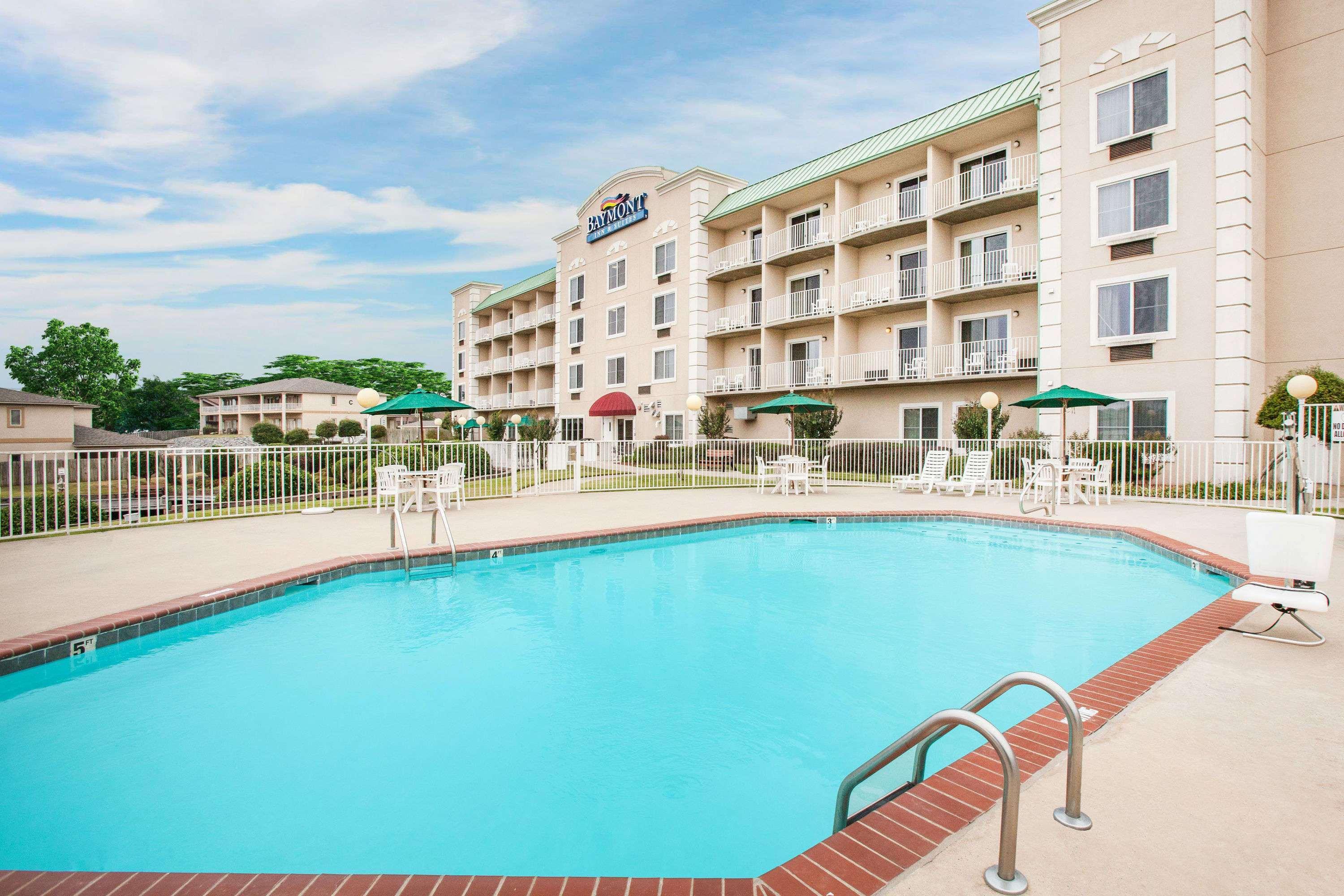 Baymont On The Lake By Wyndham Hot Springs Esterno foto