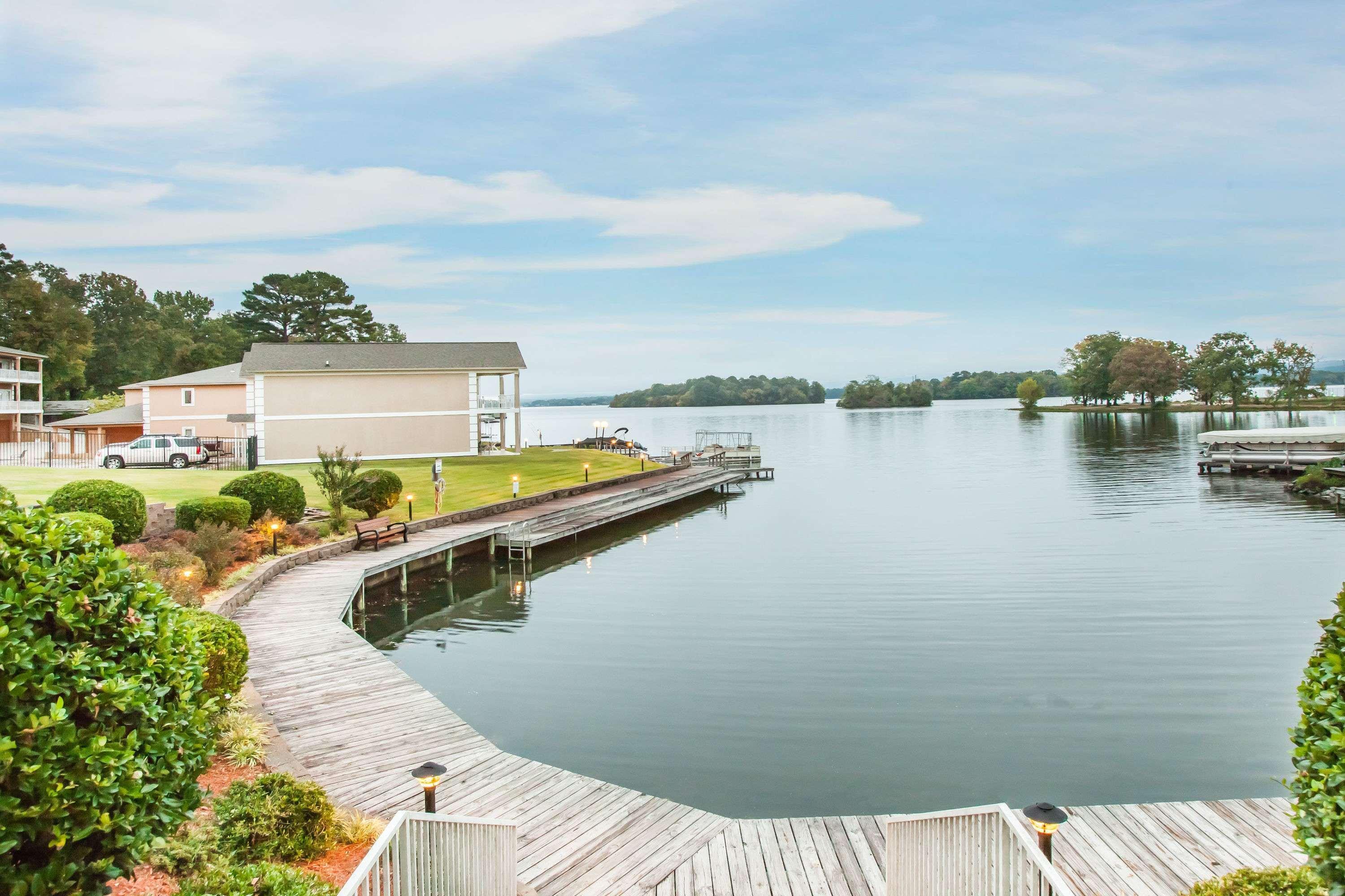Baymont On The Lake By Wyndham Hot Springs Esterno foto