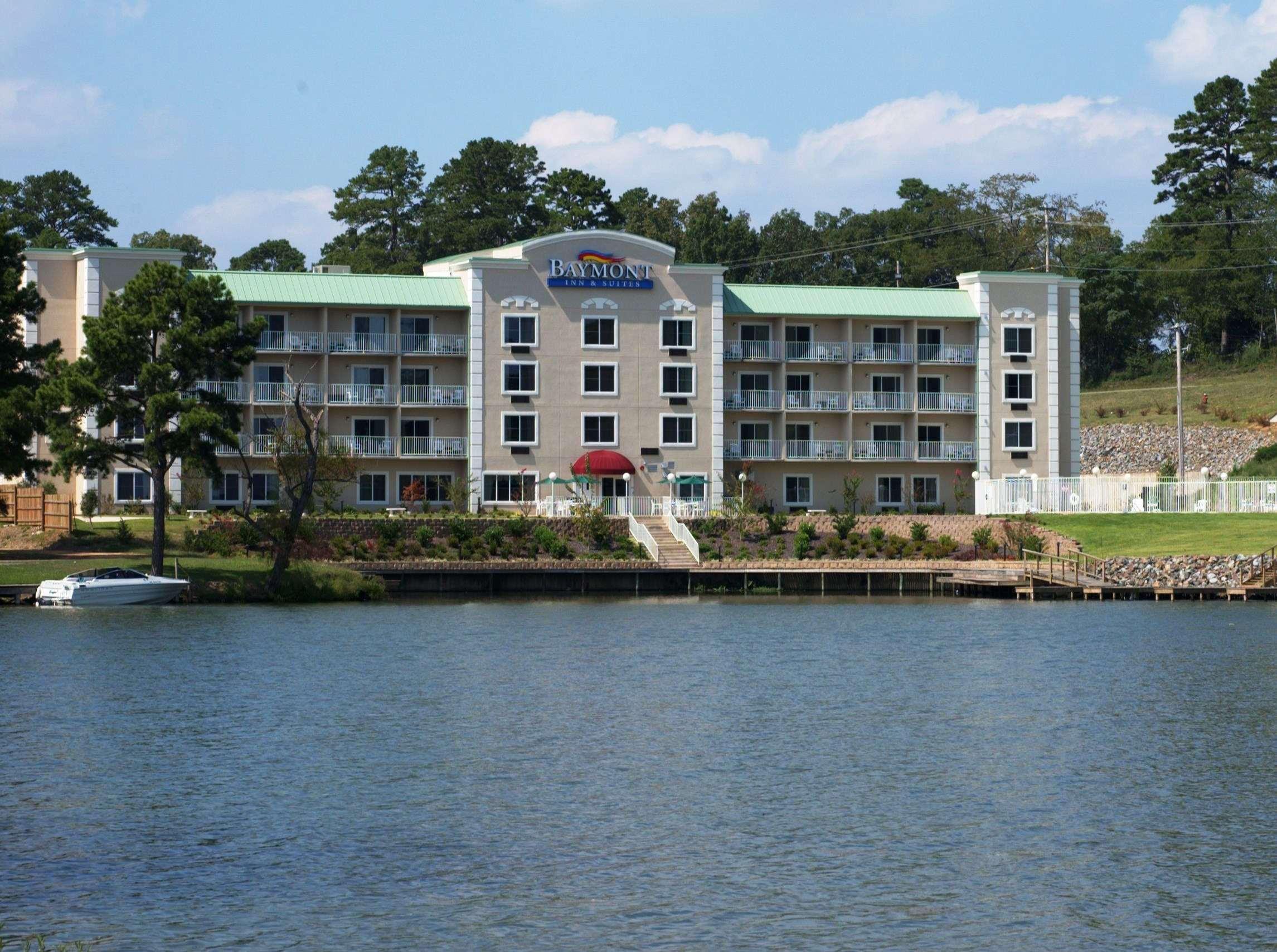 Baymont On The Lake By Wyndham Hot Springs Esterno foto
